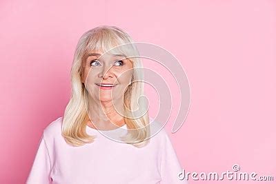 Photo Portrait Of Curious Smiling Granny Blonde Hair Looking At Blank