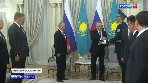 Нурсултан Назарбаев вручет Путину орден Нурсултана Назарбаева. Путин ...