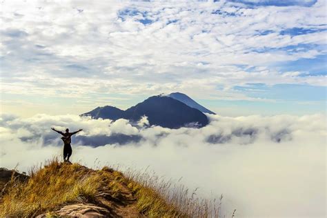 Bali Randonn E Au Lever Du Soleil Sur Le Mont Batur Avec Petit