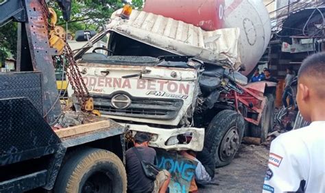 Truk Molen Oleng Hantam Motor Dan Rumah Di Malang Sopir Diduga Pusing