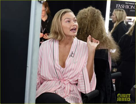 Look Backstage At Victoria S Secret Models Getting Ready For The