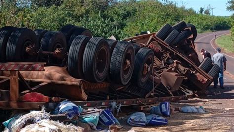 Portal O Novo Oeste Carreta Tomba Na Ponte Do Rio Verde Em Assis