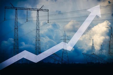 Strza Ka W G R Na Tle Linii Energetycznej I Burzowego Nieba Wzrost Cen