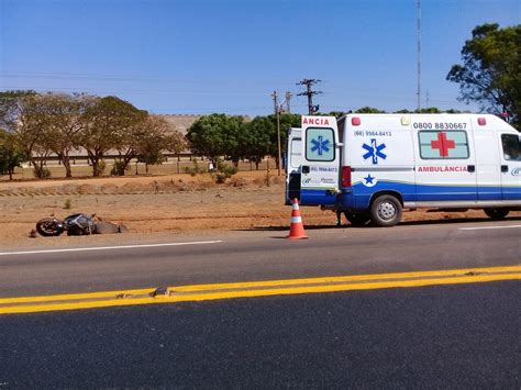 Motociclista bate em placa de sinalização e morre em rodovia estadual