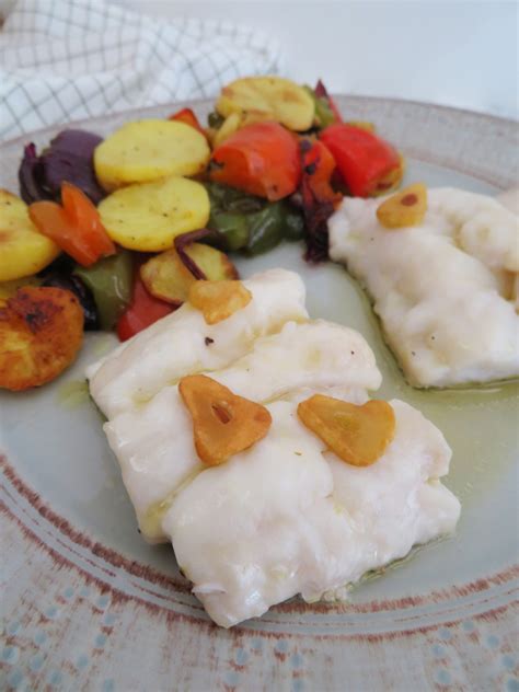 Oven-baked hake with roasted potatoes - RootsandCook