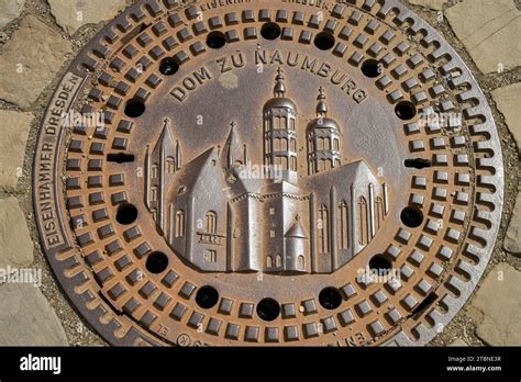 Gullideckel Mit Dom Naumburg Sachsen Anhalt Deutschland Stock Photo