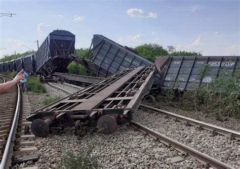 Vagoane Ale Unui Tren De Marf Deraiate Pe Ruta Pa Cani Ia I