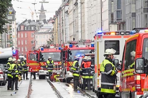 Schwierger Einsatz An Der Barer Stra E Wohnung Steht In Flammen