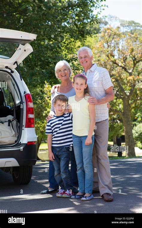 Grands Parents Petits Enfants Campagne Banque De Photographies Et D