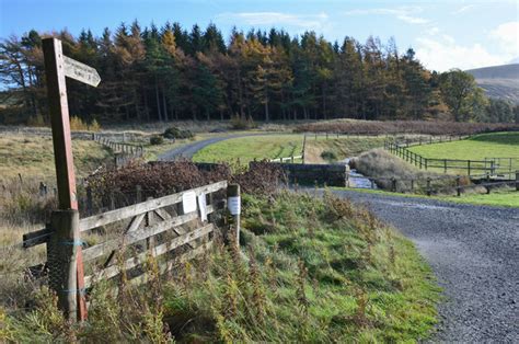 Signpost At Portmore Loch Jim Barton Cc By Sa 2 0 Geograph Britain