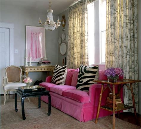 Розовый диван: правила сочетания в интерьере и особенности цвета