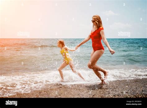 Feliz Familia Amorosa Madre E Hija Divirti Ndose Juntos En La Playa