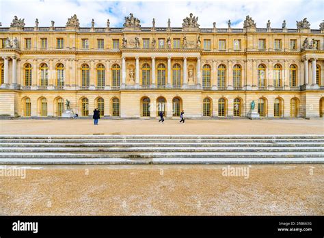 Paris Statue From Park Versailles Fotos Und Bildmaterial In Hoher