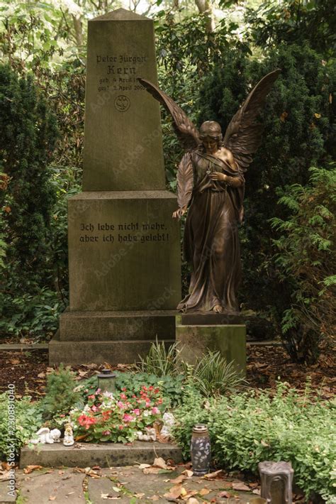 Grabdenkmal mit Engel als zeichen der Trauer um angehörige foto de