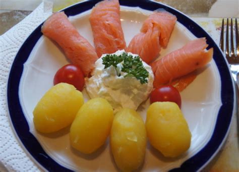 R Ucherlachs Mit Pellkartoffeln Und Meerrettich Quark Rezept Kochbar De