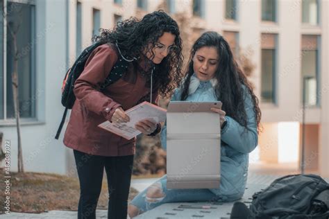 Jovenes Chicas Adolescentes Revisando Sus Tareas Y Apuntes Mientras