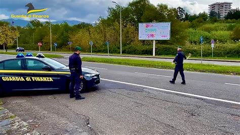 In Auto Con Mezzo Chilo Di Cocaina Un Arresto Della Guardia Di Finanza