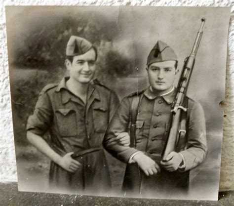 FOTOGRAFÍA DE DOS SOLDADOS DURANTE LA GUERRA CIVIL UNO DE ELLOS CON UN