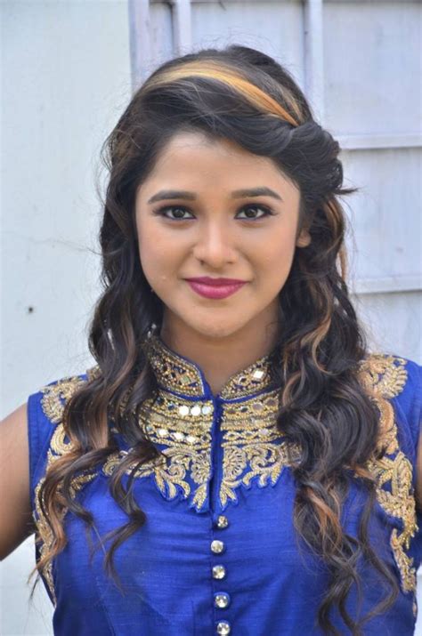 Elsa Gosh Photos Latest Hd Images Pictures Stills And Pics Filmibeat