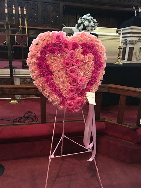 Rose Heart Easel in Philadelphia, PA | Nature's Gallery Florist, Inc.