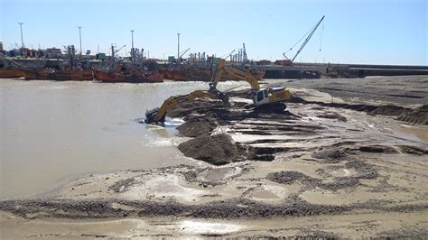 Comenz El Dragado Del Puerto De Rawson Pero Se Encaj La Excavadora