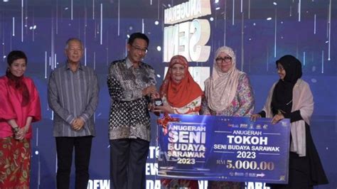 Dato Sarbanun Marican Terima Anugerah Tokoh Seni Budaya Sarawak 2023 TVS