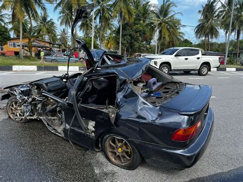 Dua Maut Dua Parah Kereta Terbabas Rempuh Pembahagi Jalan Tiang Lampu