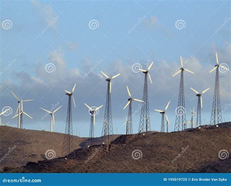 Los Molinos De Viento Modernos Giran En La Ladera De La Colina Imagen