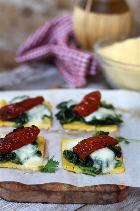 Crostini Di Polenta Al Forno Con Cime Di Rapa E Pomodori Secchi Cibo