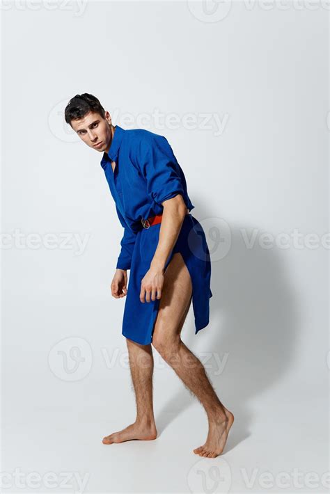 Homem Dentro Uma Azul Vestir Em Uma Luz Fundo Gay Modelo Foto De Stock No Vecteezy