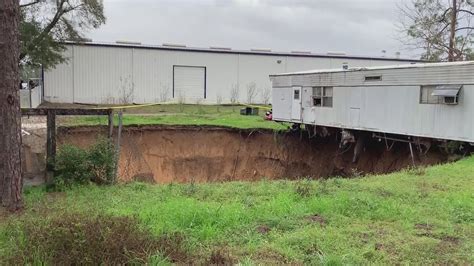 Sinkhole Opens Beneath Mobile Home In Tallahassee Florida Wtsp