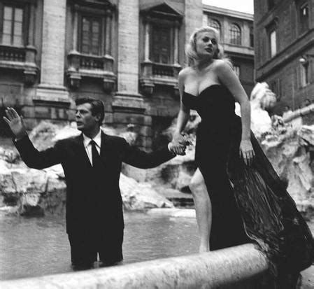 Fellini dirige el baño más voluptuoso de la historia del cine