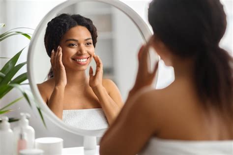 Beleza Essencial Sorrindo Jovem Negra Olhando Para Seu Reflexo No