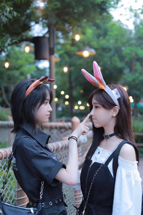 Pin by j y on Người nổi tiếng Couple poses reference Cute lesbian couples Poses