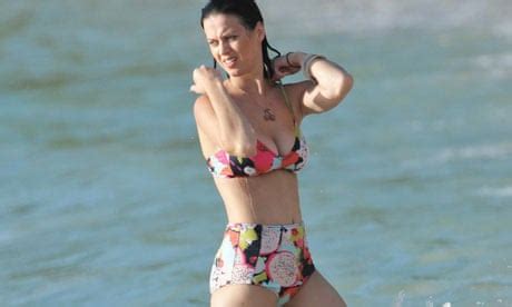 6 Hot Sexy Ruth Perry Bikini Pics