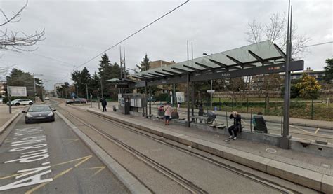 Lyon Un Jeune Homme Tué à Coups De Couteau Son Agresseur Se Tranche