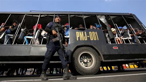 Rescatan en México a 178 migrantes que iban en un autobús FOTOS