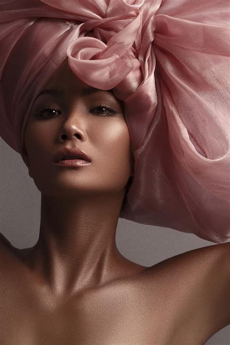 H Hen Niê đốt cháy mạng xã hội với loạt khoảnh khắc bán nude táo bạo Saostar vn