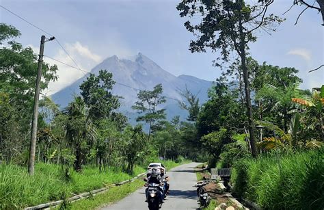 Gunung Merapi Luncurkan 5 Kali Guguran Lava Jarak 1 5 Kilometer