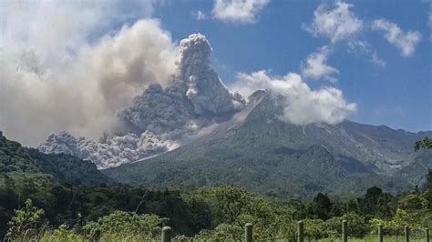 Vulkanausbruch In Indonesien Merapi Spuckt Gigantische Aschewolke