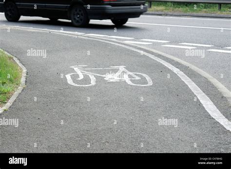 Road lane markings cycle hi-res stock photography and images - Alamy