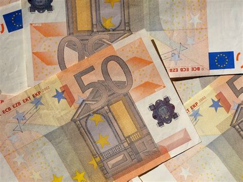 Cincuenta Billetes De Euro Moneda De La Uni N Europea Foto Premium