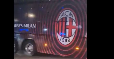 VIDEO I Calciatori Del Milan Protetti Dal Bus Sfottono I Tifosi Del