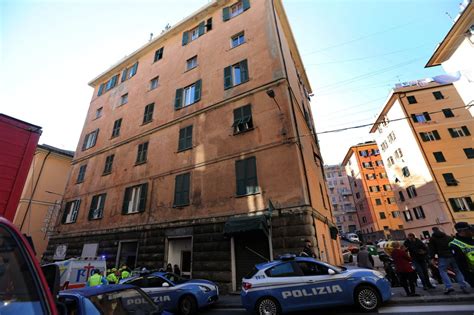 Genova Crolla Il Tetto Di Un Edificio 25 Sfollati La Repubblica