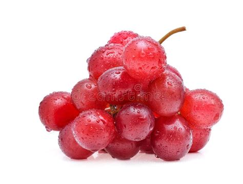 Cerrar Uvas Rojas Con Gota De Agua Aislada En Fondo Blanco Foto De