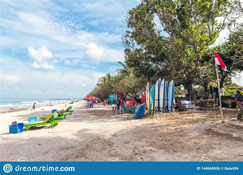 Bali Indon Sia De Fevereiro De Placas De Ressaca Na Praia