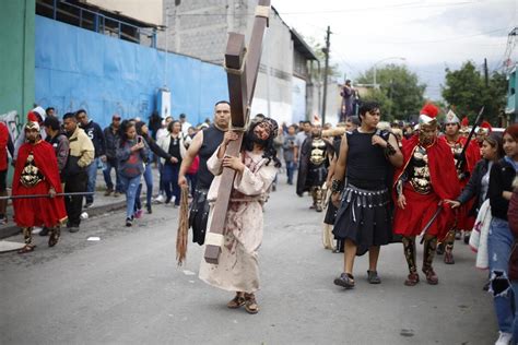 Viacrucis de la Iglesia Santa María Goretti sale a las calles