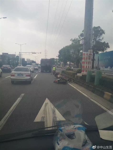 东凤镇东阜路发生惨烈车祸！摩托车司机被泥头车碾中 摩托车 泥头车 伤者 新浪新闻