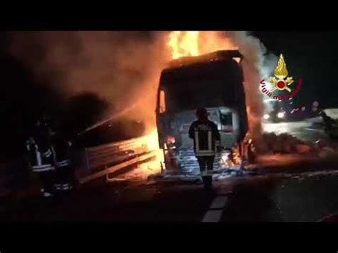 Incendio In Autostrada In Fiamme Un Autoarticolato Di Mangimi YouTube