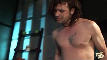 Audrey Hollander le lame la lengua a la rubia y la prepara para un anal duro en un trío